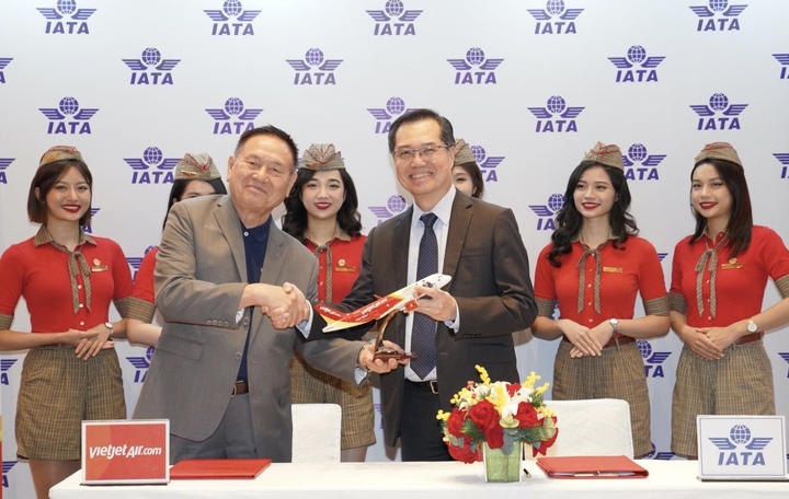 Ông Philip Goh - Phó Chủ tịch IATA khu vực Châu Á - Thái Bình Dương và Phó Tổng giám đốc Vietjet, Chủ tịch Học viện Hàng không Vietjet, ông Lương Thế Phúc (trái) ký kết hợp tác đưa Học viện Hàng không Vietjet tham gia mạng lưới đào tạo quốc tế của IATA. (Ảnh: Vietjet)