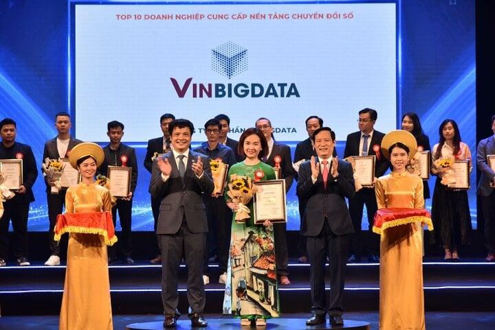 Bà Nguyễn Thị Phương Liên - Giám đốc Marketing VinBigdata đại diện công ty lên nhận giải tại Lễ vinh danh Top 10 Doanh nghiệp Công nghệ số xuất sắc Việt Nam 2023.