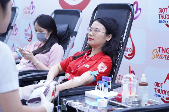 Cán bộ nhân viên TNG Holdings Vietnam tham gia hiến máu tại ngày hội “Giọt Thương”.