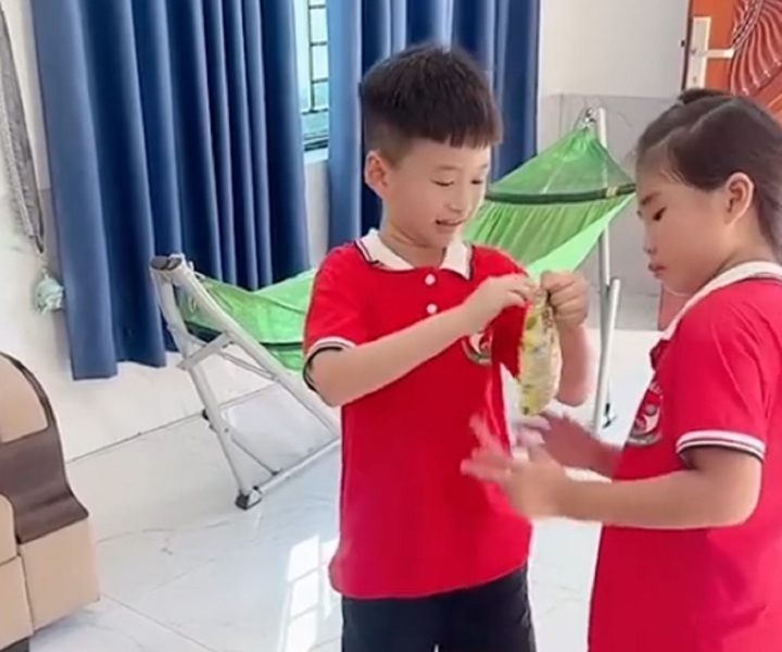 Chàng trai còn ga lăng, cắm ông hút cho bạn. (Ảnh cắt từ clip)