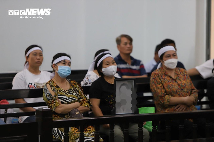 Người thân mang di ảnh nạn nhân trong vụ tai nạn tới tòa