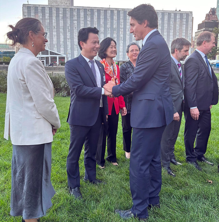 Bộ trưởng Bộ Tài nguyên và Môi trường Đặng Quốc Khánh gặp gỡ và trao đổi với Thủ tướng Canada Justin Trudeau.