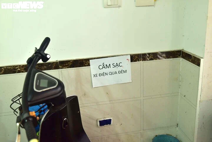 Chỗ cắm sạc xe điện ở một chung cư mini đã được bịt lại.
