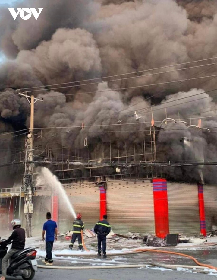 Cửa hàng xe máy cháy, khói bốc lên mù mịt. (Ảnh: TL)