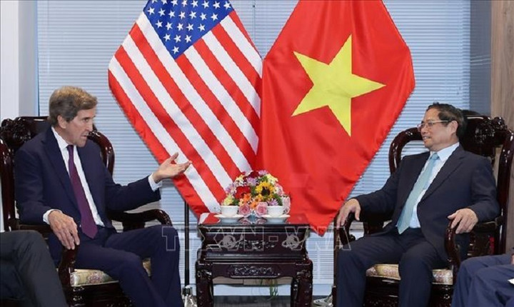 Thủ tướng Phạm Minh Chính tiếp Đặc phái viên khí hậu Mỹ John Kerry. (Ảnh: TTXVN)