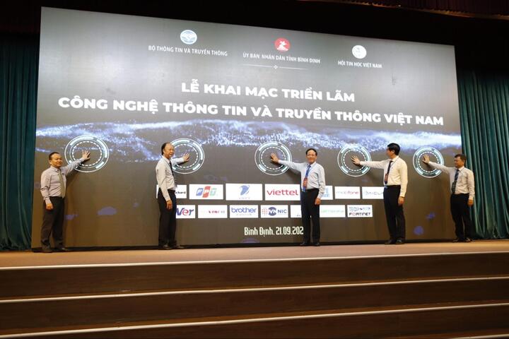 Lãnh đạo Bộ Thông tin truyền thông và UBND tỉnh Bình Định khai mạc Triển lãm Công nghệ thông tin và Truyền thông Việt Nam trong khuôn khổ Hội thảo Hợp tác phát triển Công nghệ thông tin - Truyền thông Việt Nam lần thứ 24 tại Bình Định.