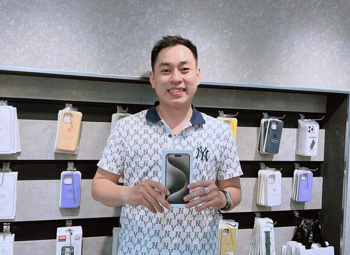 Anh Nguyễn Thanh Tuấn với chiếc iPhone 15 Pro Max trị giá 70 triệu đồng được bán tại TP.HCM sáng nay.