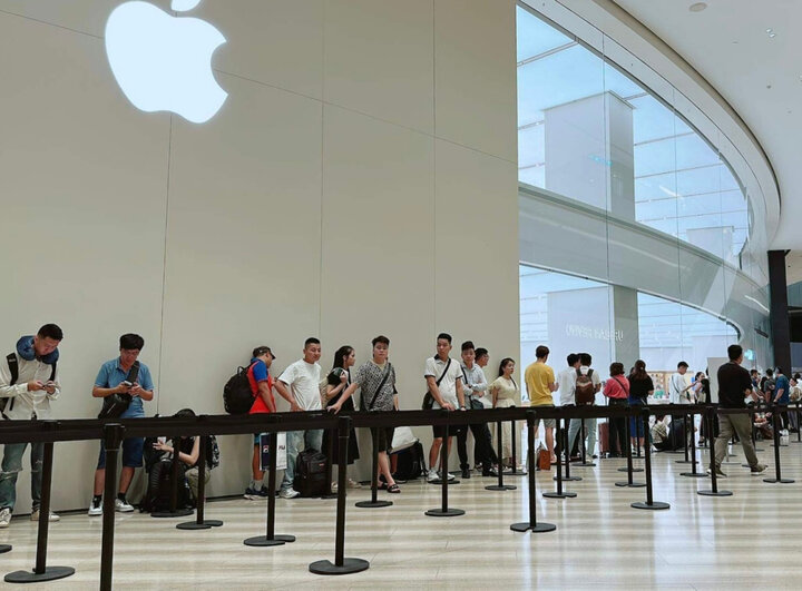 Dòng người xếp hàng mua iPhone 15 series tại Singapore.