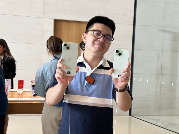 Tuấn Anh (Hà Nội) cầm trên tay bộ đôi iPhone 15 và 15 Plus bản màu Xanh bạc hà (Mint).