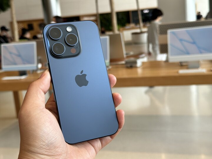 Mặt lưng mang đến cảm giác tay tốt hơn so với iPhone 14 Pro và màu Titan Blue thay đổi sắc độ tuỳ theo hướng ánh sáng.