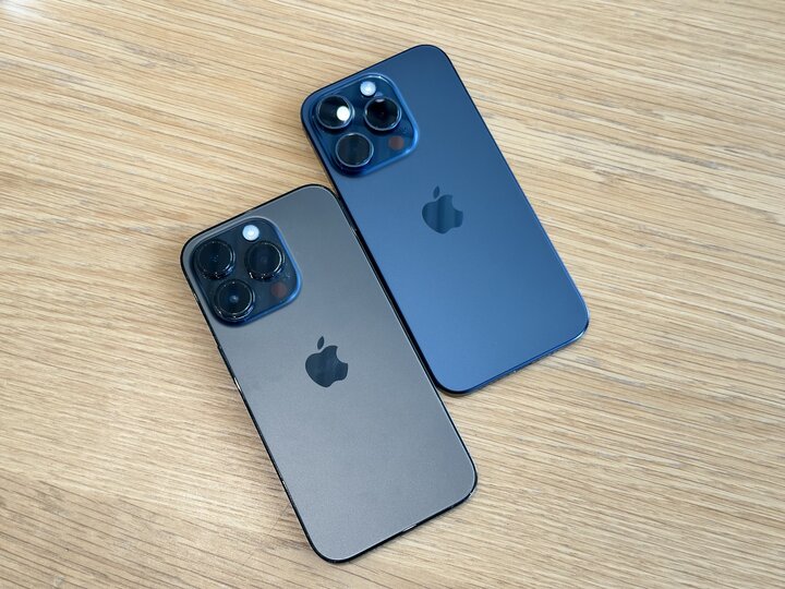 So sánh iPhone 14 Pro (màu xám than chì) và iPhone 15 Pro (Titan Blue) không có sự khác biệt về kích thước hay thiết kế, nhưng khi cầm trên tay người dùng có thể dễ dàng phân biệt nhờ trọng lượng của máy.