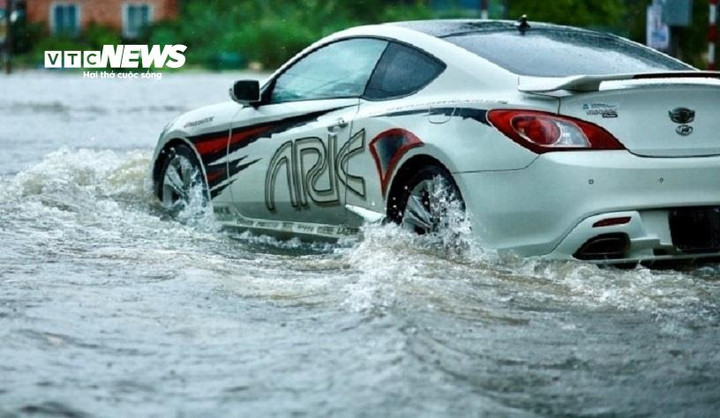 Thời gian qua, nhiều tuyến đường ở TP Quảng Ngãi thường xuyên chìm trong biển nước khi hứng mưa lớn.