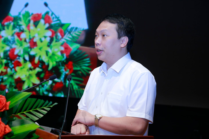 Ông Nguyễn Huy Dũng – Thứ trưởng Bộ Thông tin và Truyền thông, Ủy viên UBQG về chuyển đổi số phát biểu tại hội thảo.