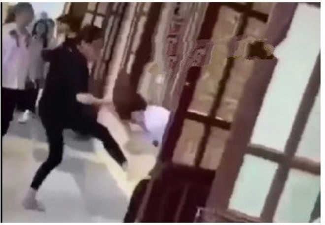 Nữ sinh lớp 12 bị đánh túi bụi ngay trong trường học.