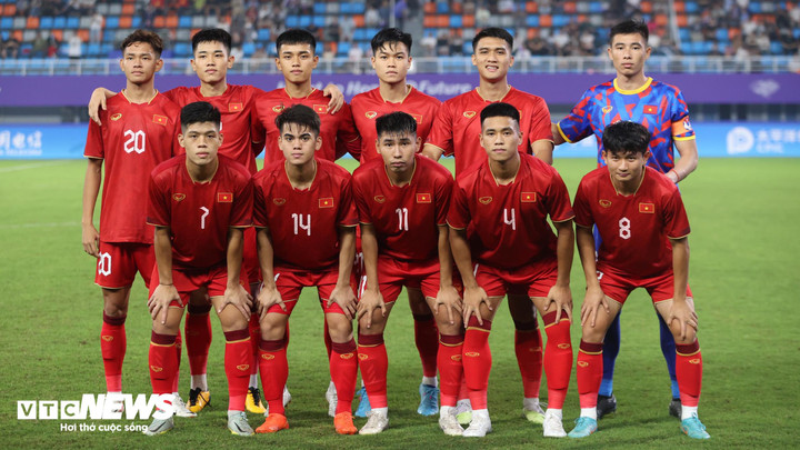 Olympic Việt Nam thay 2 vị trí trong đội hình chính. (Ảnh: Hoàng Anh)