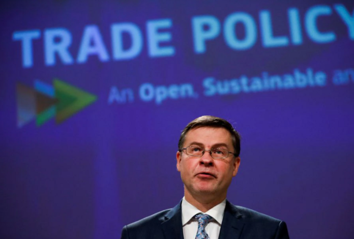 Ủy viên Châu Âu về Nền kinh tế Valdis Dombrovskis, theo dõi trong cuộc họp báo trực tuyến về chính sách thương mại Châu Âu tại trụ sở Ủy ban Châu Âu ở Brussels, Bỉ. (Ảnh: Reuters)