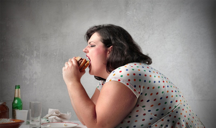 Chế độ ăn uống thiếu lành mạnh cũng ảnh hưởng nhiều đến làn da.