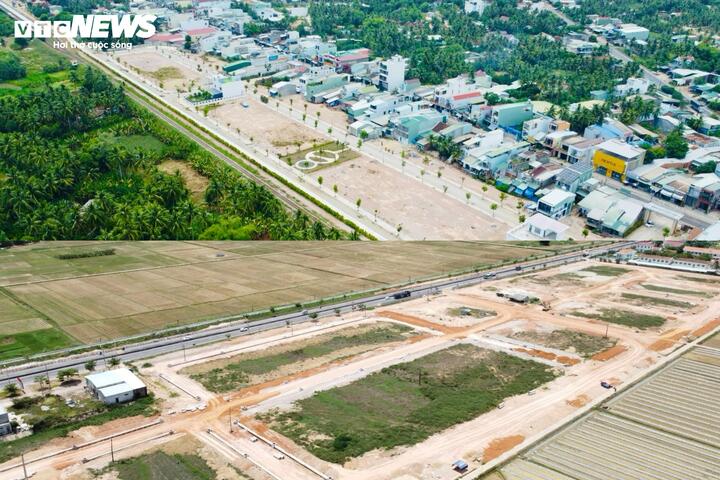 Trước đó, Sở Xây dựng Bình Định ban hành Văn bản số 3520/SXD-TTra ngày 30/11/2022 và Văn bản số 397/SXD-TTra ngày 20/02/2023, về việc xem xét xử lý đối với các dự án khu đô thị đang triển khai thi công khi chưa đảm bảo các thủ tục pháp lý về đất đai và xây dựng trên địa bàn phường Hoài Tân, thị xã Hoài Nhơn, gồm: Dự án Khu phố thương mại - dịch vụ thuộc đô thị Phú Mỹ Tân, Dự án Khu dân cư Phúc Gia Tân.