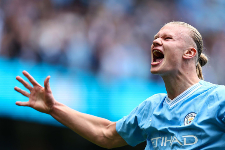 Haaland ghi bàn cho Man City.