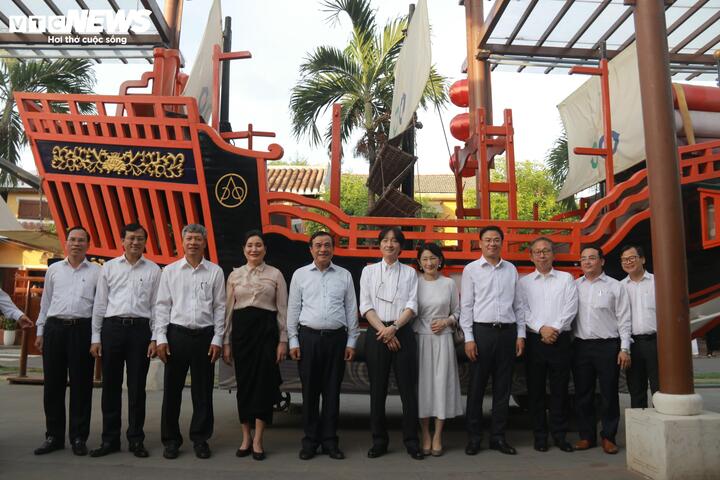 Sau cuộc thăm hỏi với đại diện lãnh đạo tỉnh Quảng Nam, Hoàng Thái tử cùng Công nương dạo bước tham quan phố cổ Hội An và ghé thăm, chụp ảnh lưu niệm tại một số địa điểm như: Mô hình Châu Ấn thuyền, di tích Chùa Cầu, Nhà trưng bày văn hóa Nhật Bản.