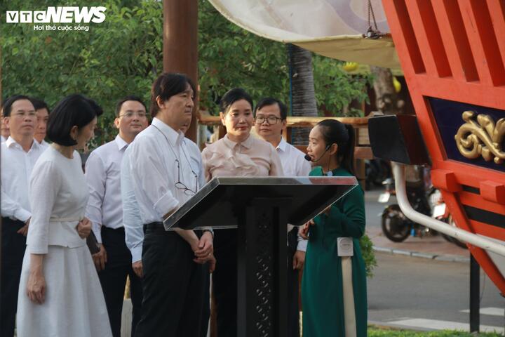 Chiều tối 23/9, Hoàng Thái tử Nhật Bản Fumihito Akishino cùng Công nương Kawashima Kiko gặp gỡ, chào xã giao lãnh đạo tỉnh Quảng Nam và đến thăm phố cổ Hội An.