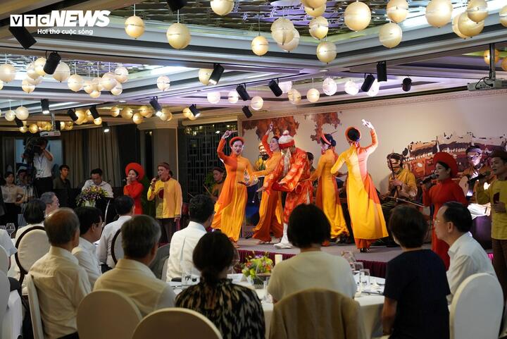 Hoàng Thái tử Nhật Bản và Công nương thưởng thức chương trình nghệ thuật đậm chất dân gian ở phố cổ Hội An.