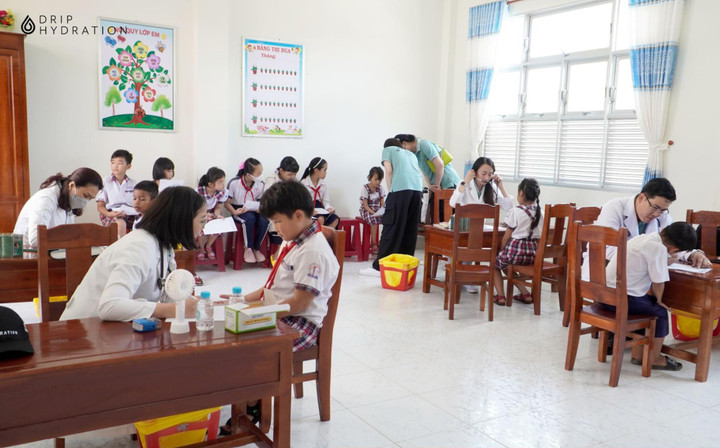 Đoàn Bác sĩ Drip Care trong buổi thăm khám cho 200 em học sinh. (Ảnh: Drip Hydration)