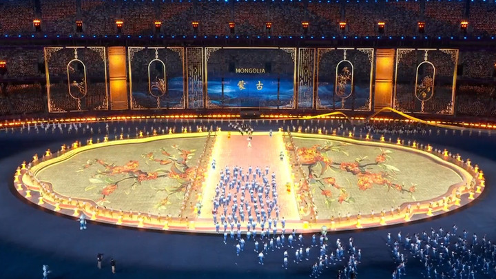 Sân khấu diễu hành đặc sắc của lễ khai mạc