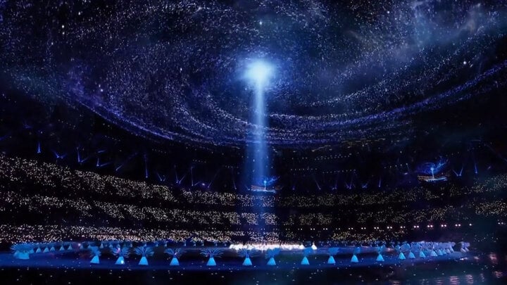 Công nghệ ánh sáng tạo nên bầu trời huyền ảo giữa sân vận động khi tái hiện truyền thuyết Nữ Oa vá trời, Tinh Vệ lấp biển.