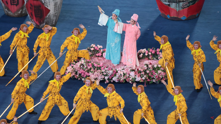 Tiết mục làm khán giả nhớ ngay đến hình tượng Tề thiên đại thánh - Tôn Ngộ Không. Ở trung tâm, trên đài hoa là nhân vật Lương Sơn Bá - Chúc Anh Đài trong truyền thuyết nổi tiếng có bối cảnh ở vùng Hàng Châu, Chiết Giang. (Ảnh: Nam Trung)