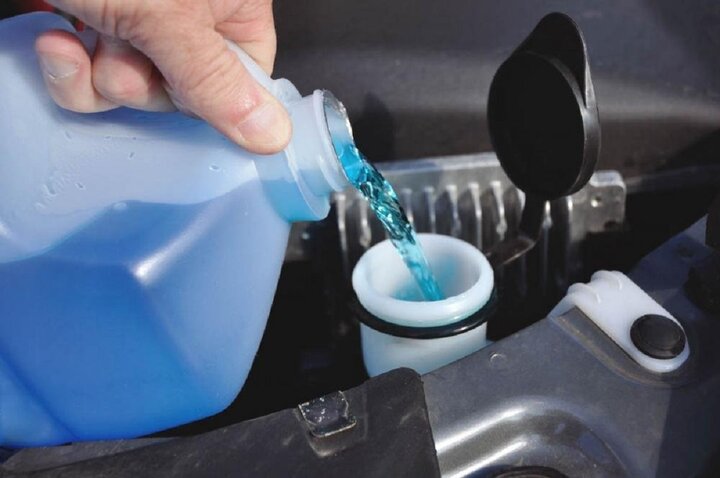 Nên sử dụng nước chuyên dụng để rửa kính ô tô. (Ảnh minh họa).