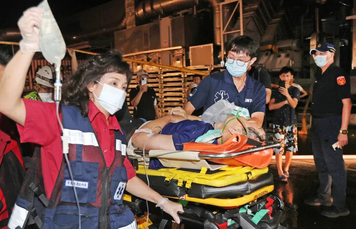 Nhiều nạn nhân được đưa ra khỏi hiện trường vụ nổ nhà máy ở Bình Đông trong tình trạng bất tỉnh và bỏng nặng tối 22/9 (theo giờ địa phương). (Ảnh: CNA)