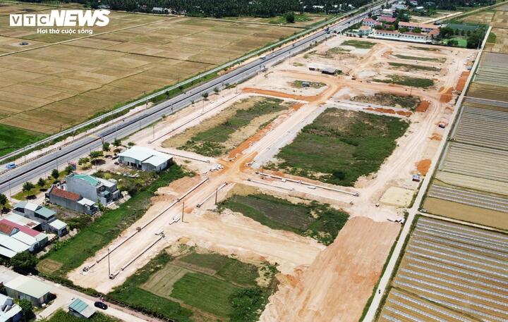 Ngày 22/9, UBND thị xã Hoài Nhơn cho biết, vừa ra quyết định xử phạt chủ đầu tư Dự án Khu phố thương mại - dịch vụ thuộc khu đô thị Phú Mỹ Tân tại khu phố Đệ Đức 3, phường Hoài Tân, thị xã Hoài Nhơn, Bình Định.