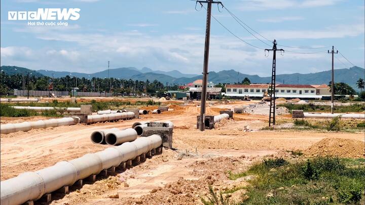 Theo đó, chủ đầu tư Dự án bị phạt hành chính 130 triệu đồng vì tổ chức thi công khi chưa có giấy phép xây dựng. Cụ thể, đơn vị đã tổ chức thi công đổ đất xây dựng công trình hạ tầng dự án.