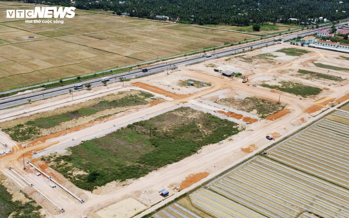 Dự án Khu phố thương mại - dịch vụ thuộc khu đô thị Phú Mỹ Tân có chủ đầu tư là Công ty Cổ phần đầu tư TCV (Địa chỉ trụ sở: Số 23 Phan Bội Châu, phường Tân Thạnh, TP Tam Kỳ, tỉnh Quảng Nam).