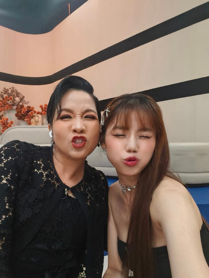 Diva Mỹ Linh tạo dáng nhí nhố bên đàn em. Sự trẻ trung, hài hước của nữ ca sĩ khiến nhiều khán giả thích thú.