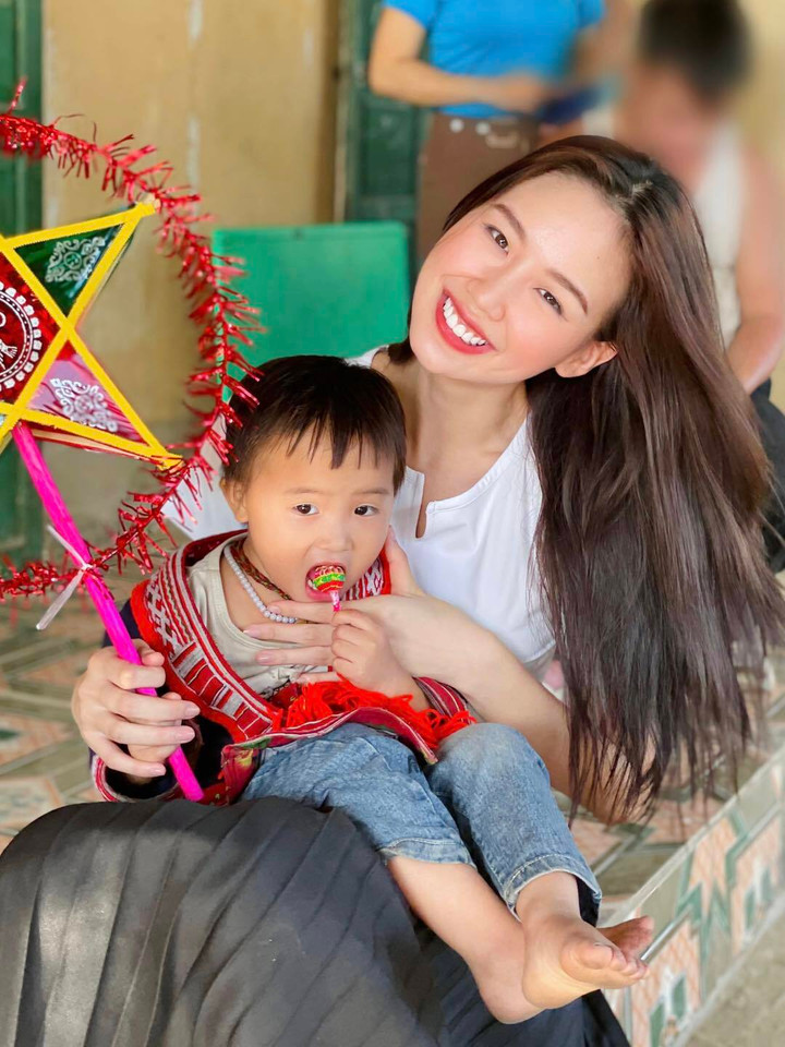 Hoa hậu Bảo Ngọc đến điểm trường thôn Tấn Xà Phìn, Hà Giang để vui trung thu cùng các em nhỏ. Người đẹp chia sẻ: "Mong những món quà trung thu nhỏ, những quyển sách, quyển tập, cùng chiếc máy lọc nước được trao tận tay sẽ tiếp thêm động lực để các em đến trường, cũng như giúp điểm trường có thêm nguồn nước sạch để thầy cô và các em có thể sử dụng khi dạy học và sinh hoạt ở trường".