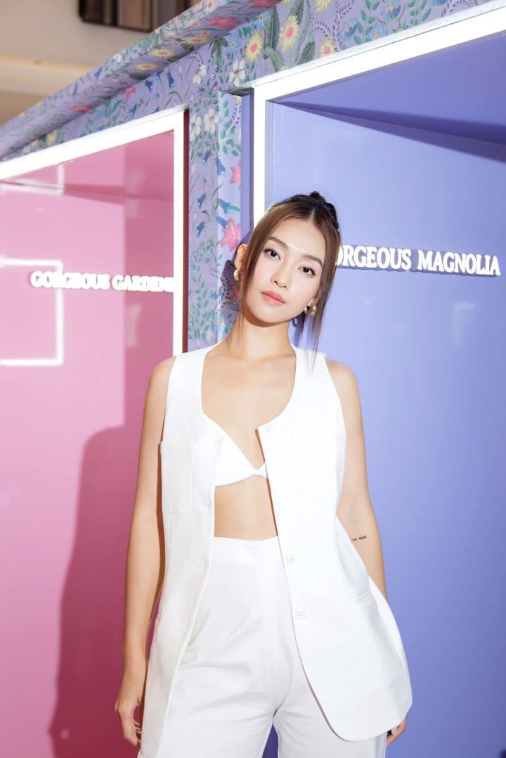 Tham dự 1 sự kiện, Khả Ngân tự tin diện vest không cúc khoe nội y. Sắc vóc của nữ diễn viên được đánh giá là ngày càng hoàn thiện.