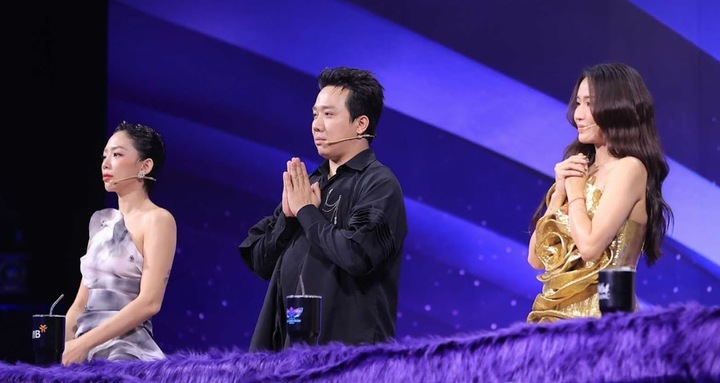Kết thúc màn biểu diễn, Trấn Thành nghẹn ngào: “Em nói điều này hy vọng mọi người không hiểu sai ý. Với riêng Trấn Thành, đây chính là Ngày xưa Hoàng Thị hay nhất từng nghe”. Không kìm được cảm xúc, Bích Phương chia sẻ: “Đây là lần đầu tiên em được nghe bài này và cảm thấy may mắn lớn khi được nghe Cú trình diễn. Em để ý tràng vỗ tay cho Cú là tràng vỗ tay dài nhất từ đầu chương trình đến giờ”.
