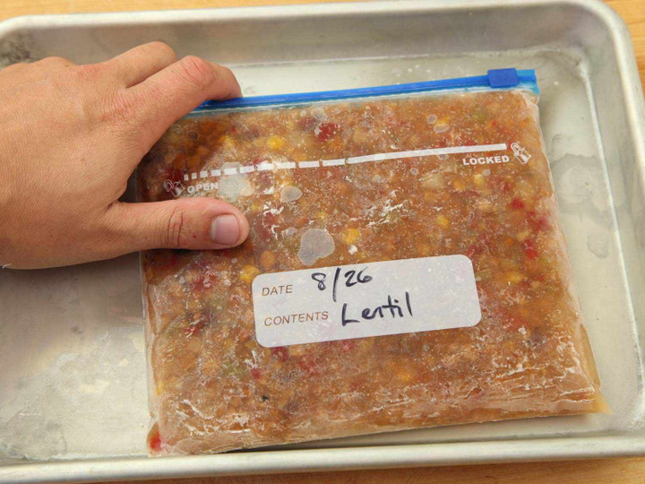 Nên dán nhãn và ghi ngày tháng cho thực phẩm hút chân không. (Ảnh: Serious Eats)