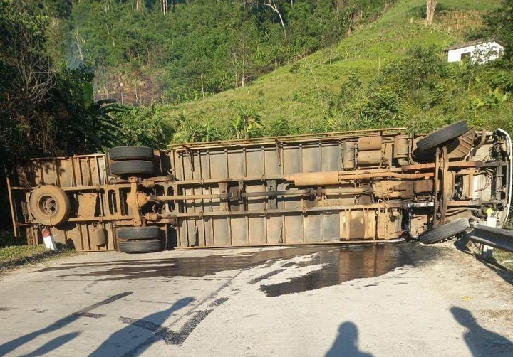 Xe tải lật chắn ngang đường Hồ Chí Minh lúc rạng sáng, 3 người thương vong