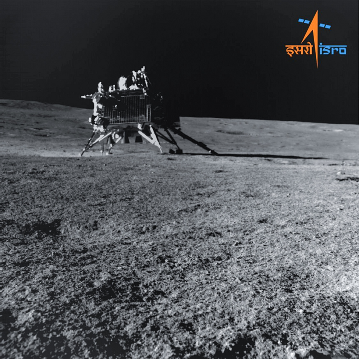 Bức ảnh chụp module đổ bộ Vikram trên bề mặt Mặt Trăng do camera định hướng trên tàu thám hiểm Pragyan ghi lại hôm 30/8. (Ảnh: ANI)