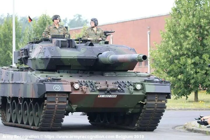 Xe tăng chiến đấu chủ lực Leopard 2A6 MBT do Đức sản xuất.