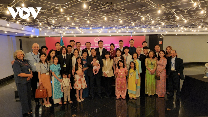 Thủ tướng chụp ảnh lưu niệm cùng đại diện cộng đồng người Việt tại Brazil và Nam Mỹ