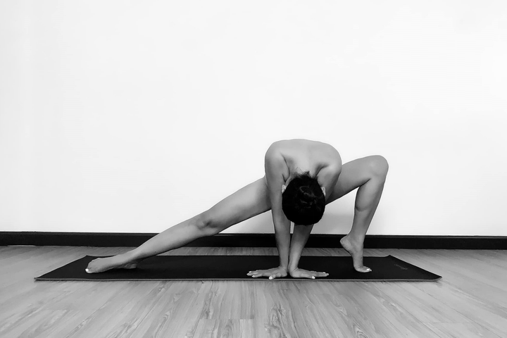 Chị cũng thích yoga nude - hình thức giúp tăng mạnh hiệu quả tập luyện nhờ sự giải phóng hoàn toàn tâm, thân, trí. Khi tập, diễn viên thấy người nhẹ như "vừa trút bỏ gánh nặng, không còn ràng buộc hay vướng bận".