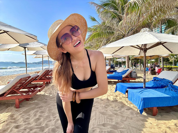 Mỗi sáng, Thanh Ngọc pha 2 lít hỗn hợp chanh mật ong và nước ấm, mang đến công ty uống cả ngày. Chị uống collagen dạng nước 1 tiếng trước khi ngủ vào 23h và dậy vào 5h30 hôm sau. Việc duy trì thói quen giúp chị tăng cường sức khỏe và đẹp da.