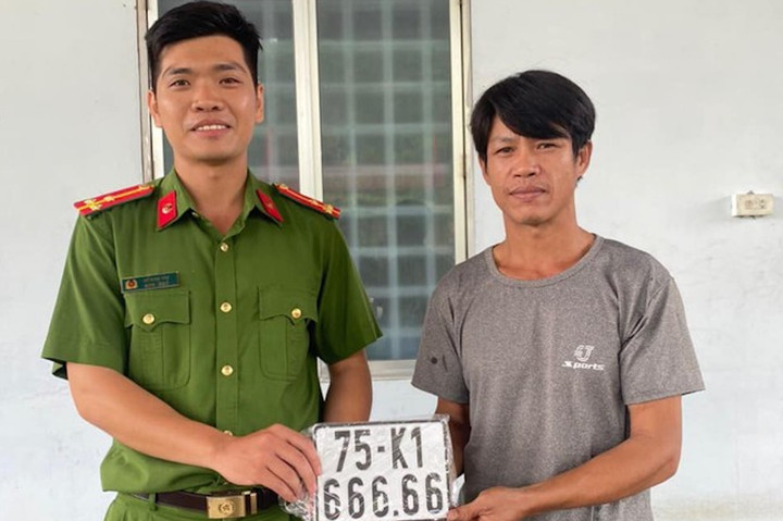 Công an xã Lộc Trì bàn giao biển ngũ quý 666.66 cho người dân vừa ngẫu nhiên bấm được. (Ảnh: CACC)