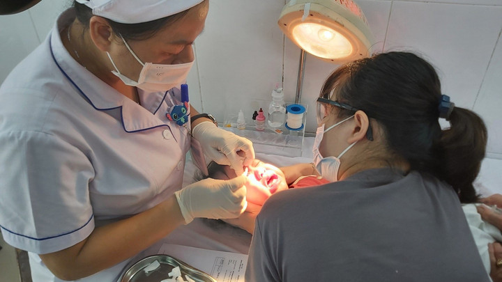 Nhiều trẻ bị đau mắt đỏ phải nhập viện vì bị loét giác mạc. (Ảnh: BVCC)