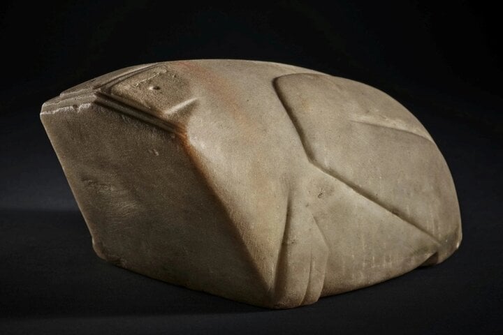 "Cục đá" có giá hơn 29 tỷ đồng hóa ra là một bức tượng hình con ếch có niên đại khoảng 3.000 năm tuổi.
