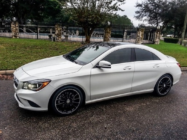 Dán nóc đen cho ô tô sẽ không bị phạt do không thay đổi kết cấu của xe. (Ảnh minh họa).